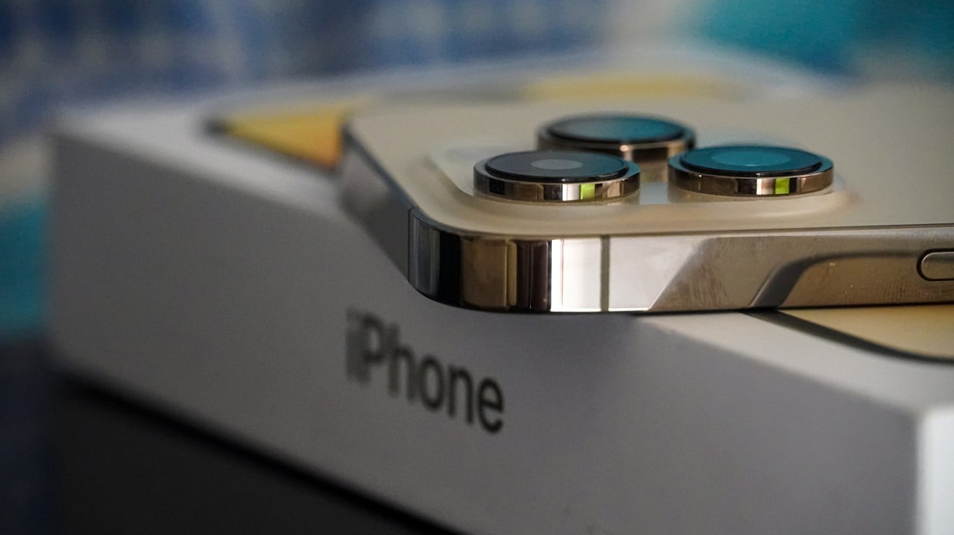 Apple Faces Tough Competition in China’s Thriving Smartphone Market